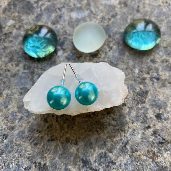 ๐Sale ๐2 for $10 NWOT beautiful baby blue shiny large ball post earrings - Picture 3 of 6